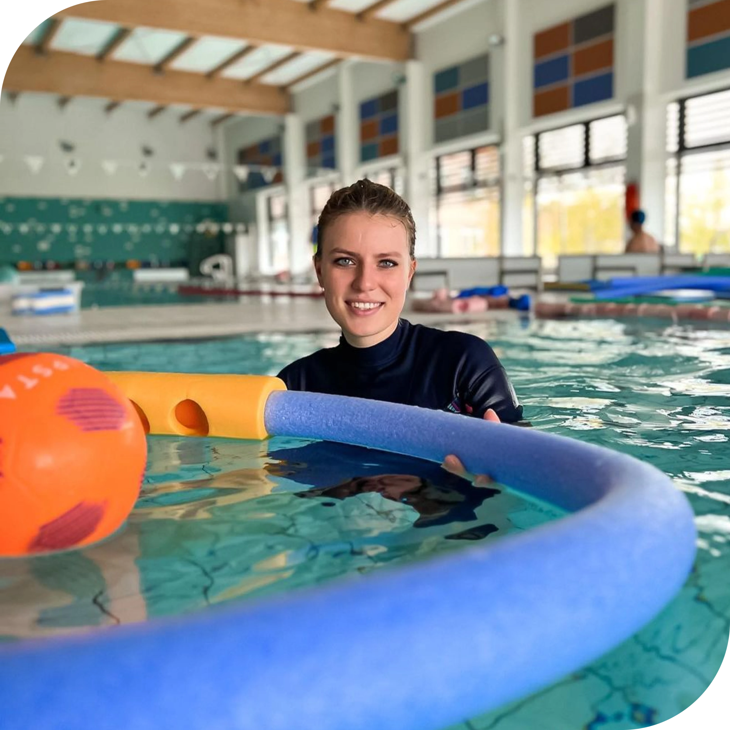 Iga Pawelczak, właścicielka Bubble Team i instruktorka pływania, stojąca w basenie podczas zajęć